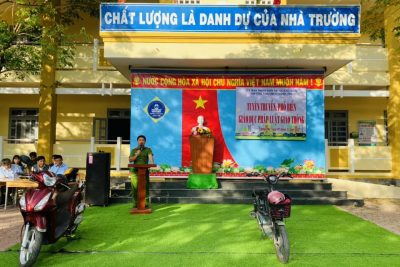 Một số hình ảnh tuyên truyền, phổ biến giáo dục pháp luật giao thông, hướng dẫn kỹ năng tham gia giao thông an toàn cho lứa tuổi học sinh tại Trường TH&THCS Nghĩa Phú